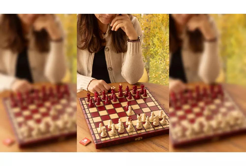 SZACHY PEREŁKA średnia (36x36 cm) kolor wiśniowy